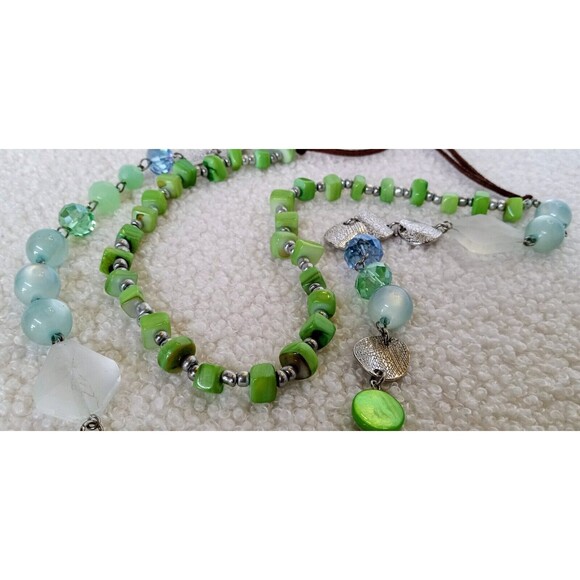 C1946 Boho Green Glass & Shell Beaded Necklace Leather Cord 30-34 in - Picture 6 of 8